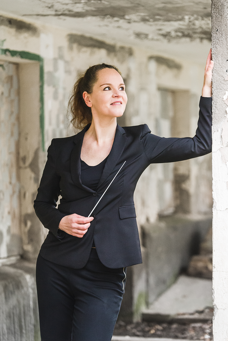 Anna-Leena Lumme on Suomen puhallinsinfonikot -orkesterin toinen perustajajäsen ja kapellimestari.