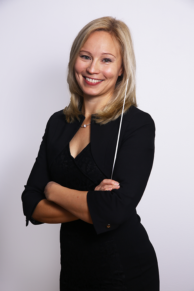 Marjo Riihimäki on Suomen puhallinsinfonikot -orkesterin toinen perustajajäsen ja kapellimestari.